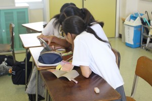 １ ｃ ミサンガを作っています 東海大学付属大阪仰星高等学校中等部 高等学校